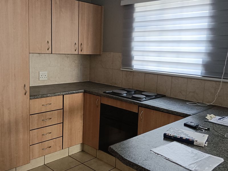 Stylish & Secure 2-Bedroom Duet in a Prime, High-Demand Estate - Photo 6