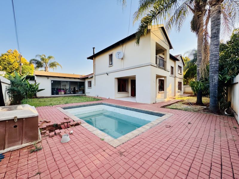 Modern Double-Story 3-Bedroom Home in Green Acres Estate - Photo 2