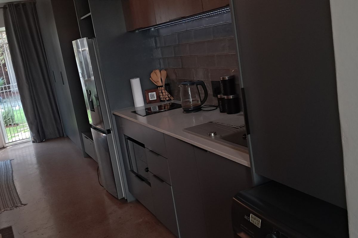 Modern and Secure townhouse in Melville -  R580 000 - Photo 3