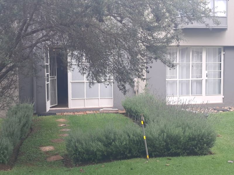 Modern and Secure townhouse in Melville -  R580 000 - Photo 2