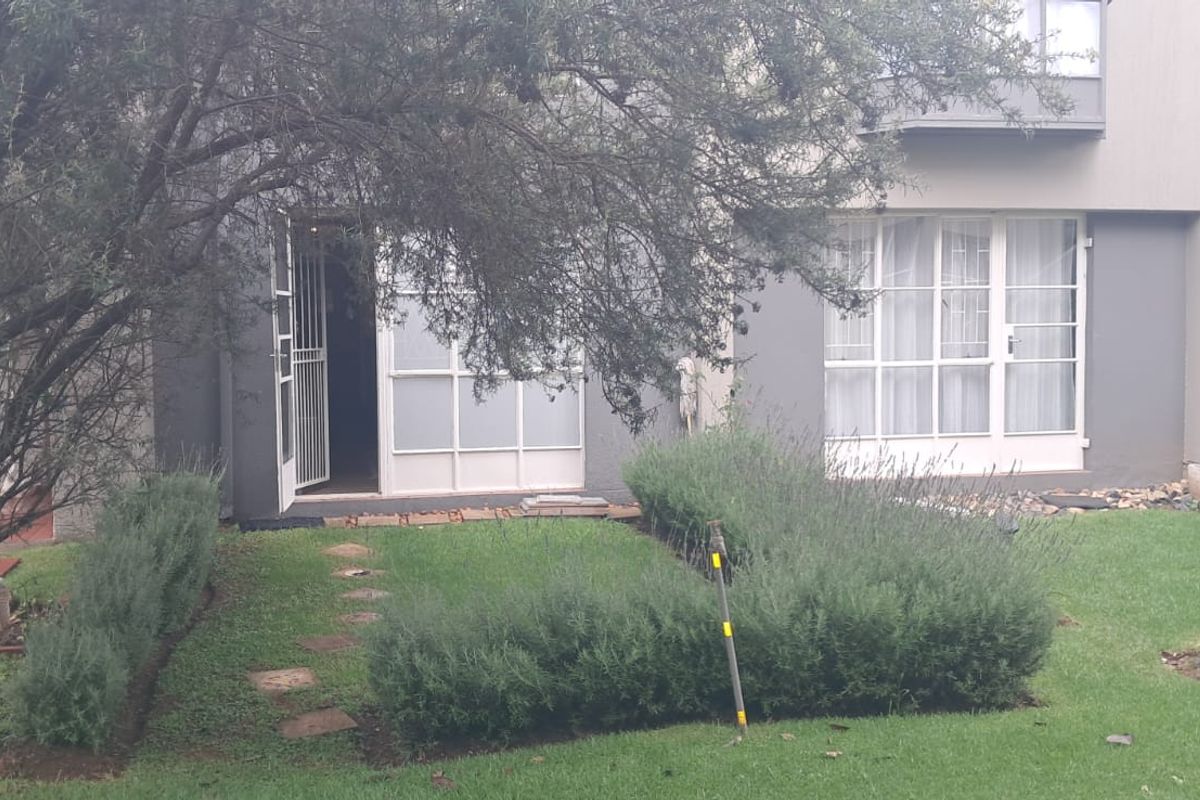 Modern and Secure townhouse in Melville -  R580 000 - Photo 2