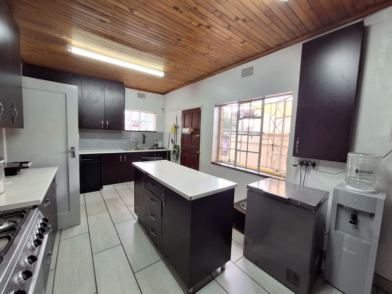 WELL PRICED FAMILY HOME WITH FLATLET - Photo 3