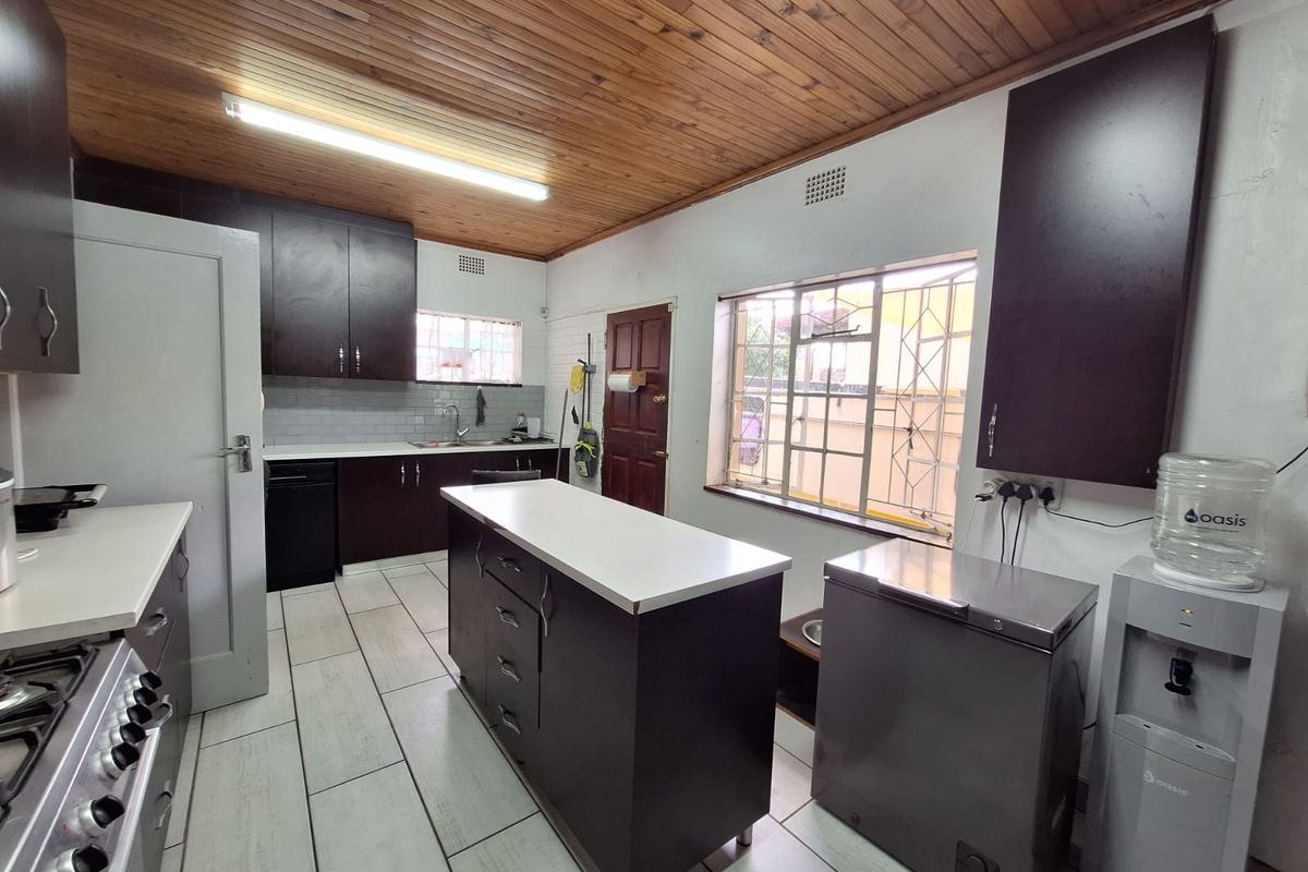 WELL PRICED FAMILY HOME WITH FLATLET - Photo 3