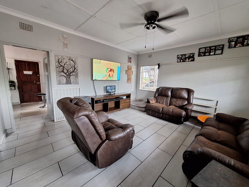 WELL PRICED FAMILY HOME WITH FLATLET - Photo 6