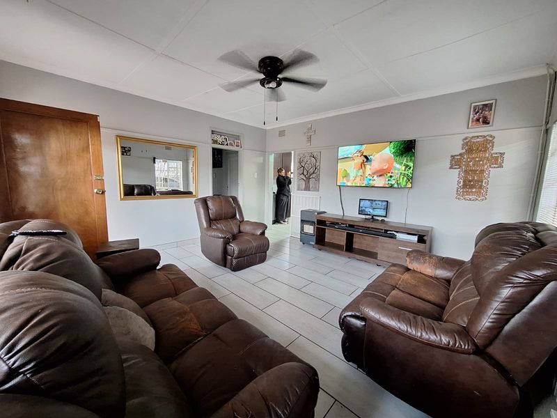 WELL PRICED FAMILY HOME WITH FLATLET - Photo 5