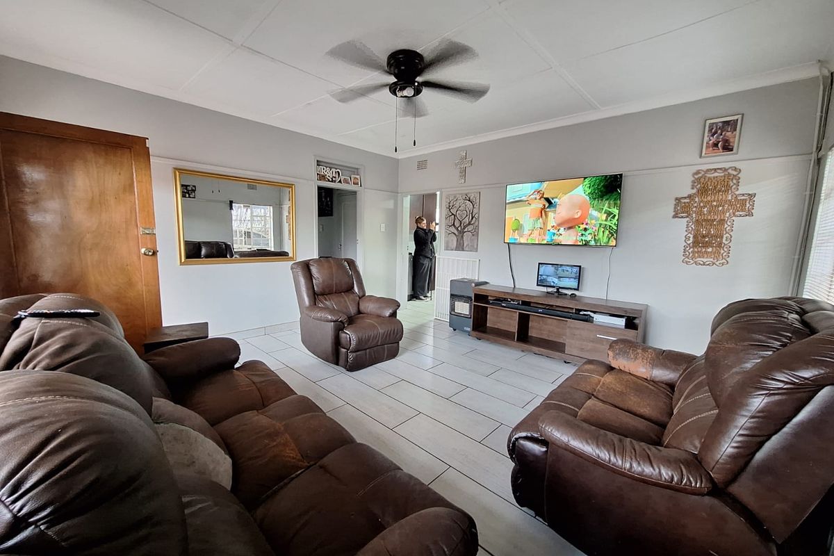 WELL PRICED FAMILY HOME WITH FLATLET - Photo 5