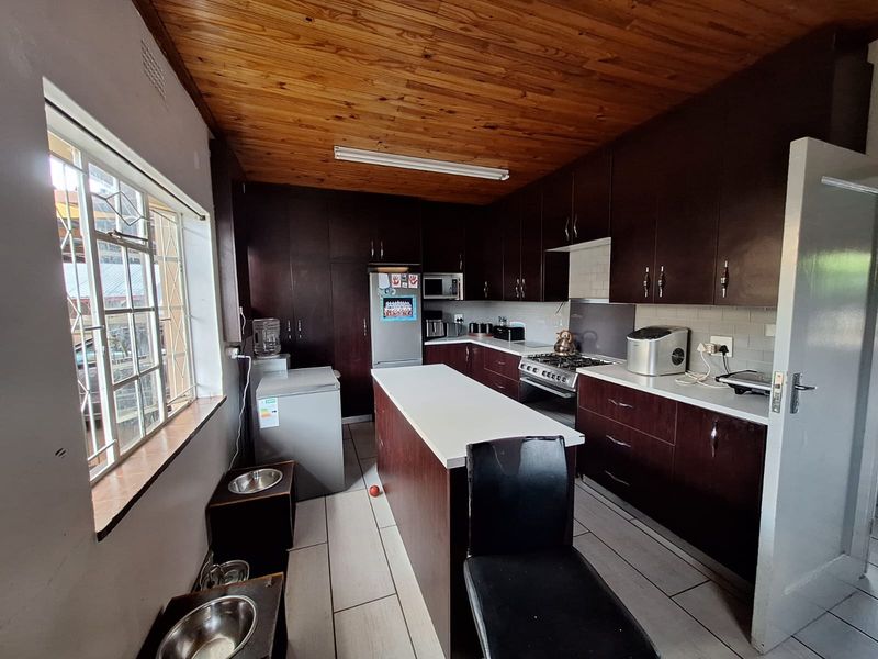 WELL PRICED FAMILY HOME WITH FLATLET - Photo 4