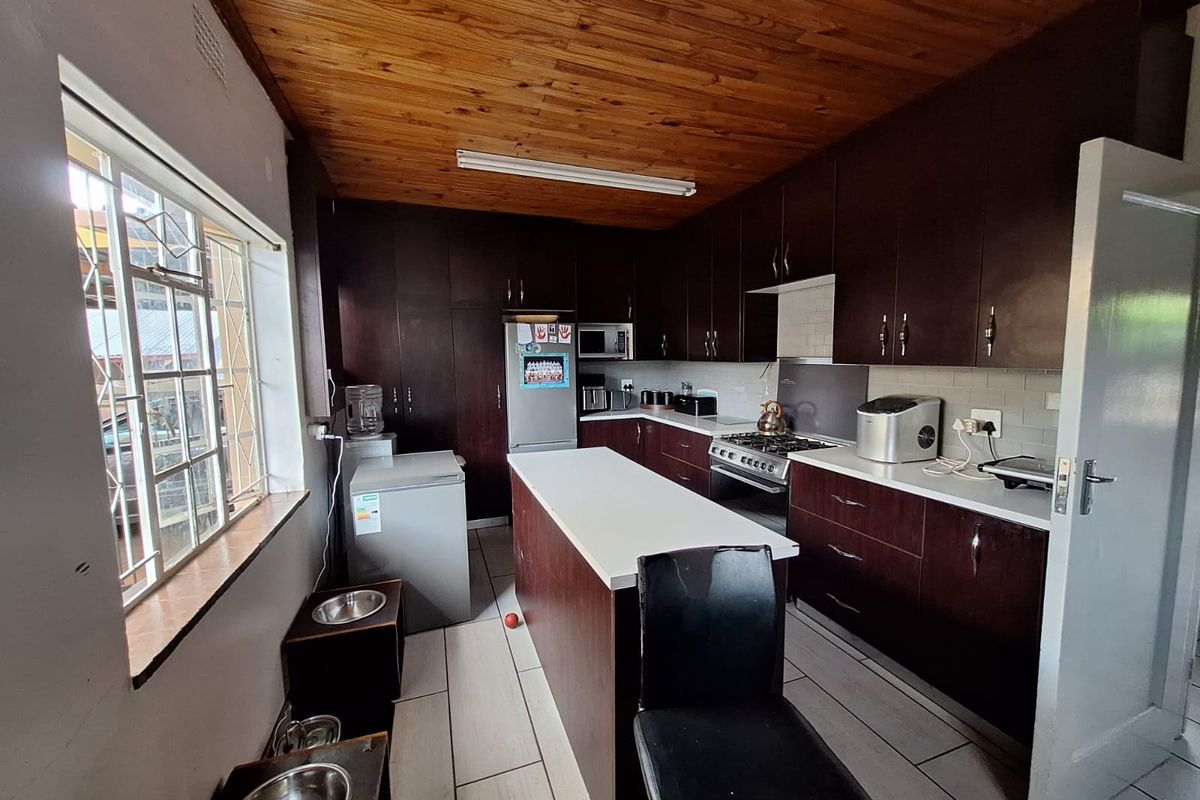 WELL PRICED FAMILY HOME WITH FLATLET - Photo 4