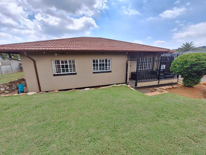 WELL PRICED FAMILY HOME WITH FLATLET - Photo 2
