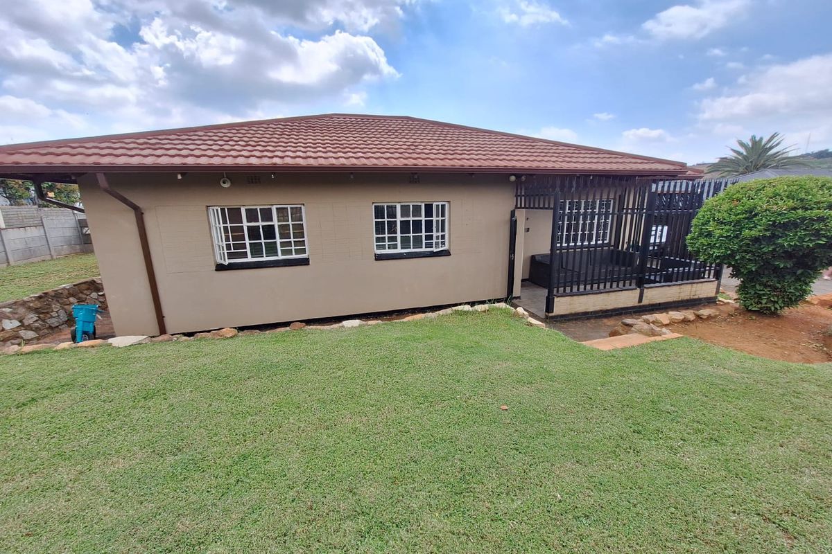 WELL PRICED FAMILY HOME WITH FLATLET - Photo 2