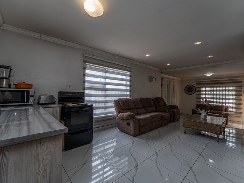 Secure 4 bedroom house in Mindalore R11 000 pm - Photo 5