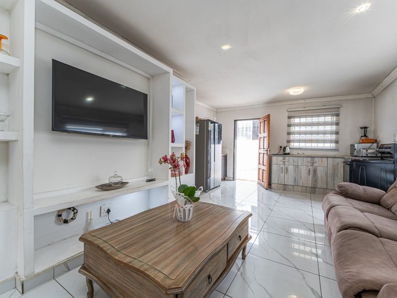 Secure 4 bedroom house in Mindalore R11 000 pm - Photo 4