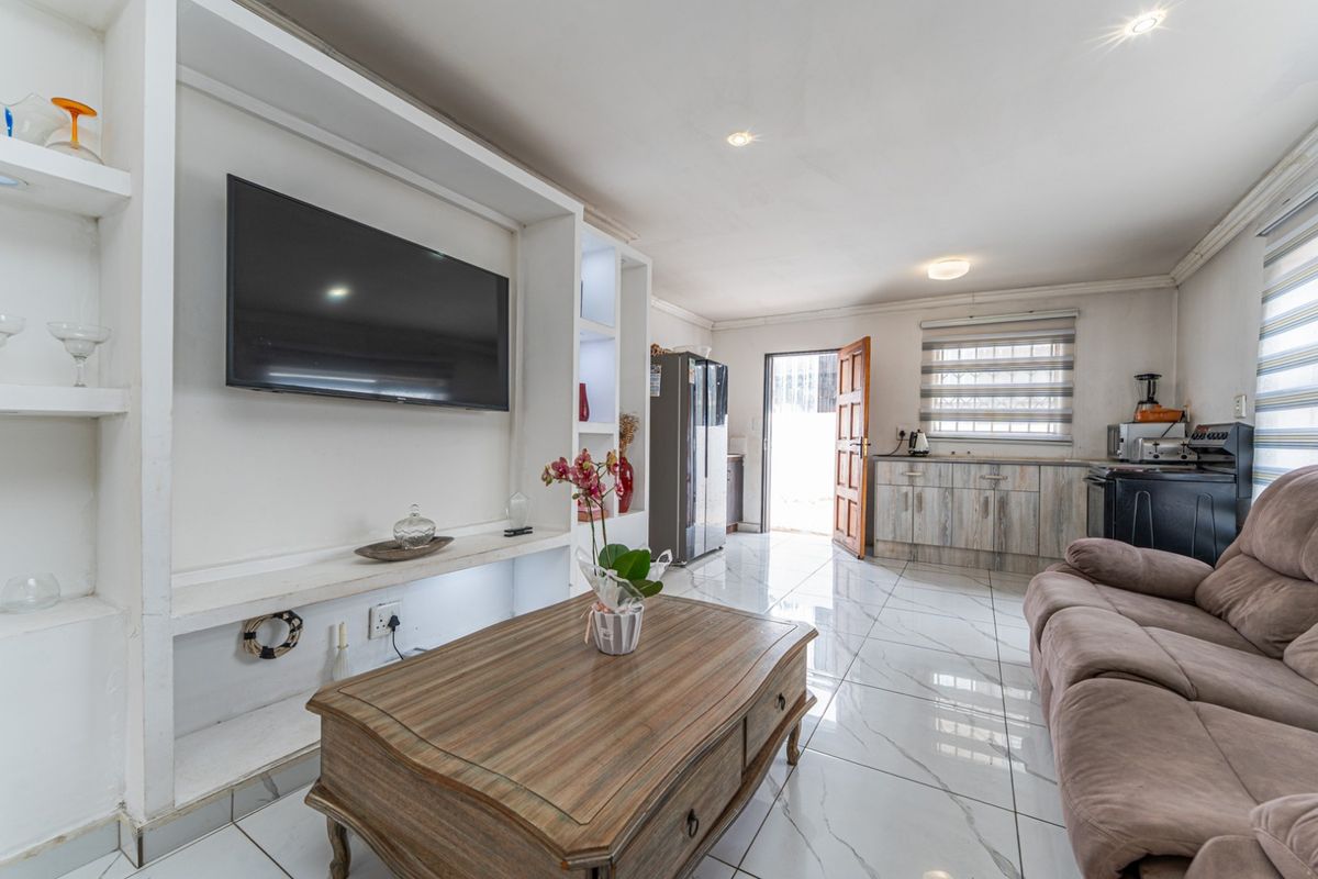 Secure 4 bedroom house in Mindalore R11 000 pm - Photo 4