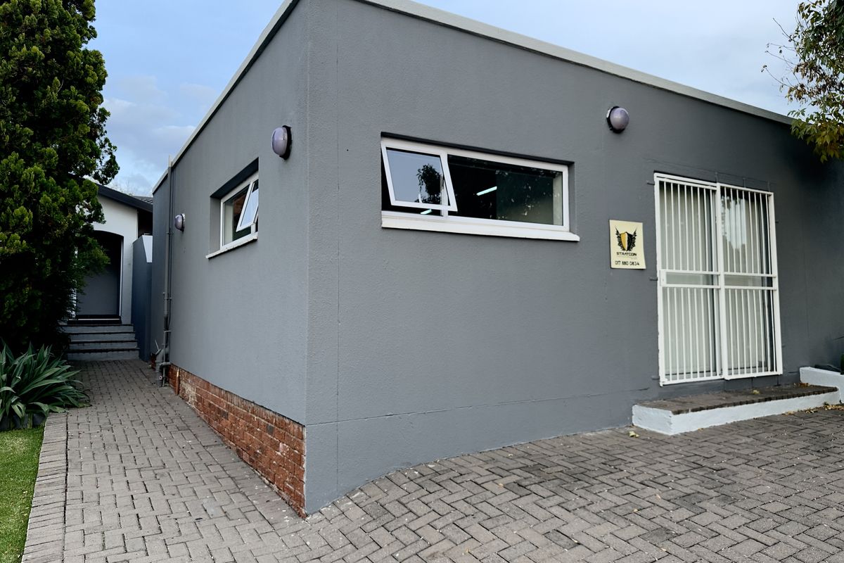 Elegant Family Home with Pool, Flatlet and Modern Touches. - Photo 2