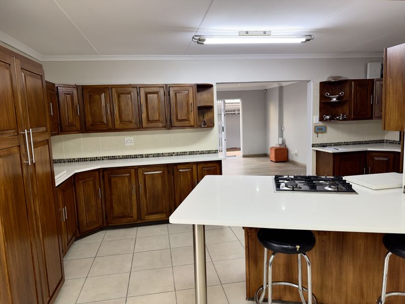 Elegant Family Home with Pool, Flatlet and Modern Touches. - Photo 9