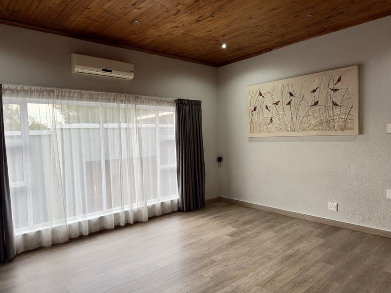 Elegant Family Home with Pool, Flatlet and Modern Touches. - Photo 4