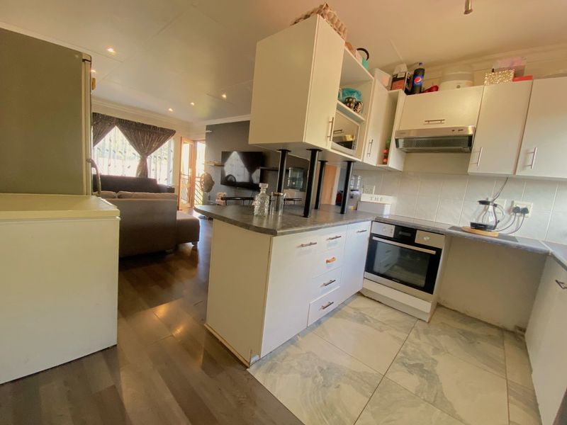 Well priced 2 bedroom apartment in prime location - Photo 5