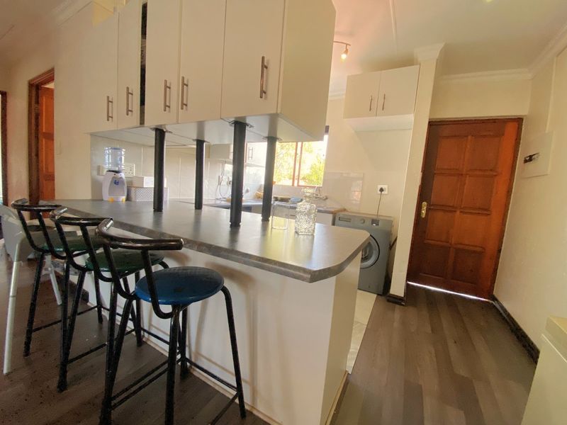 Well priced 2 bedroom apartment in prime location - Photo 2