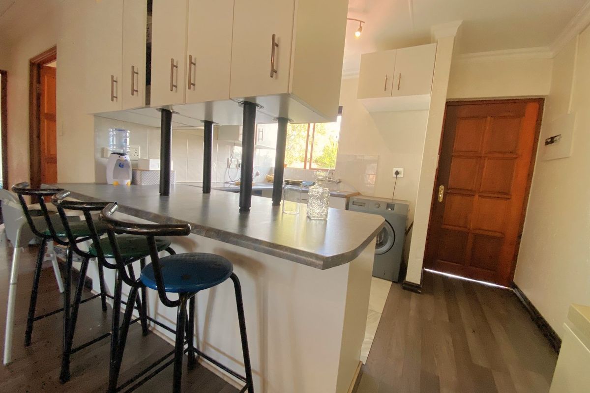 Well priced 2 bedroom apartment in prime location - Photo 2