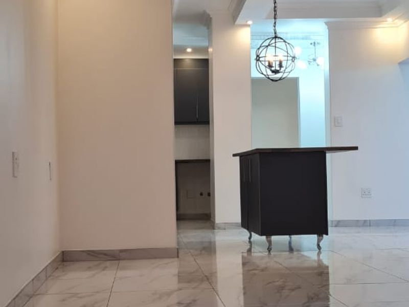 MODERN BACELOR COTTAGE IN MONUMENT R11 000 PM - Photo 9