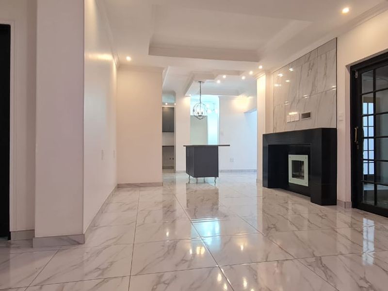 MODERN BACELOR COTTAGE IN MONUMENT R11 000 PM - Photo 3