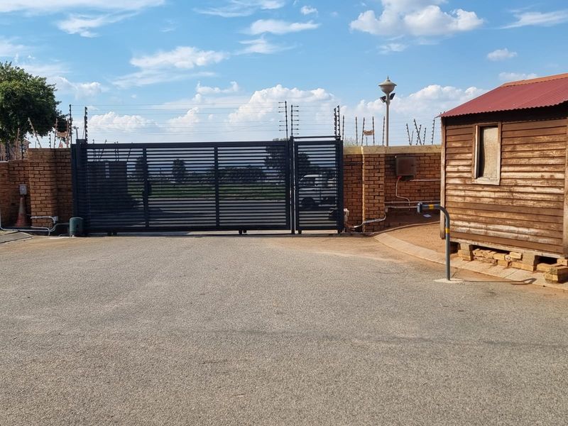 Three Bedroom stand alone with private Garden for Sale. - Photo 5