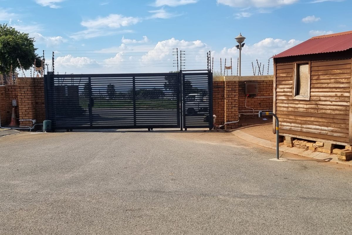 Three Bedroom stand alone with private Garden for Sale. - Photo 5