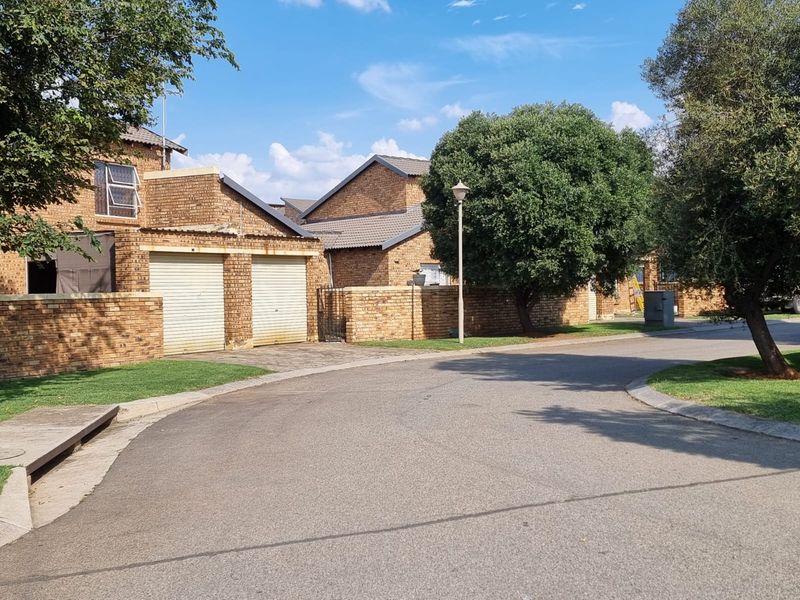 Three Bedroom stand alone with private Garden for Sale. - Photo 10