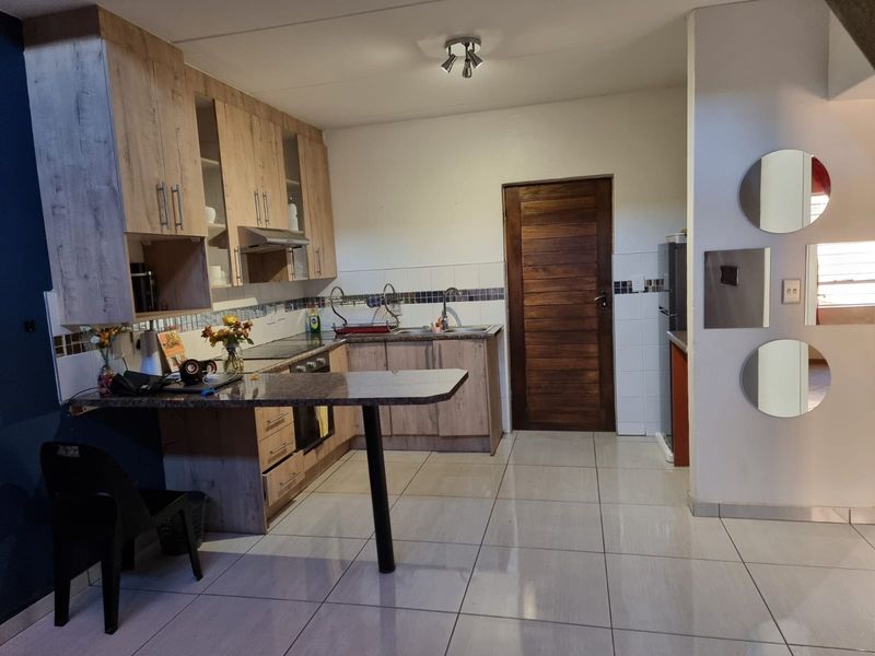 Three Bedroom stand alone with private Garden for Sale. - Photo 4