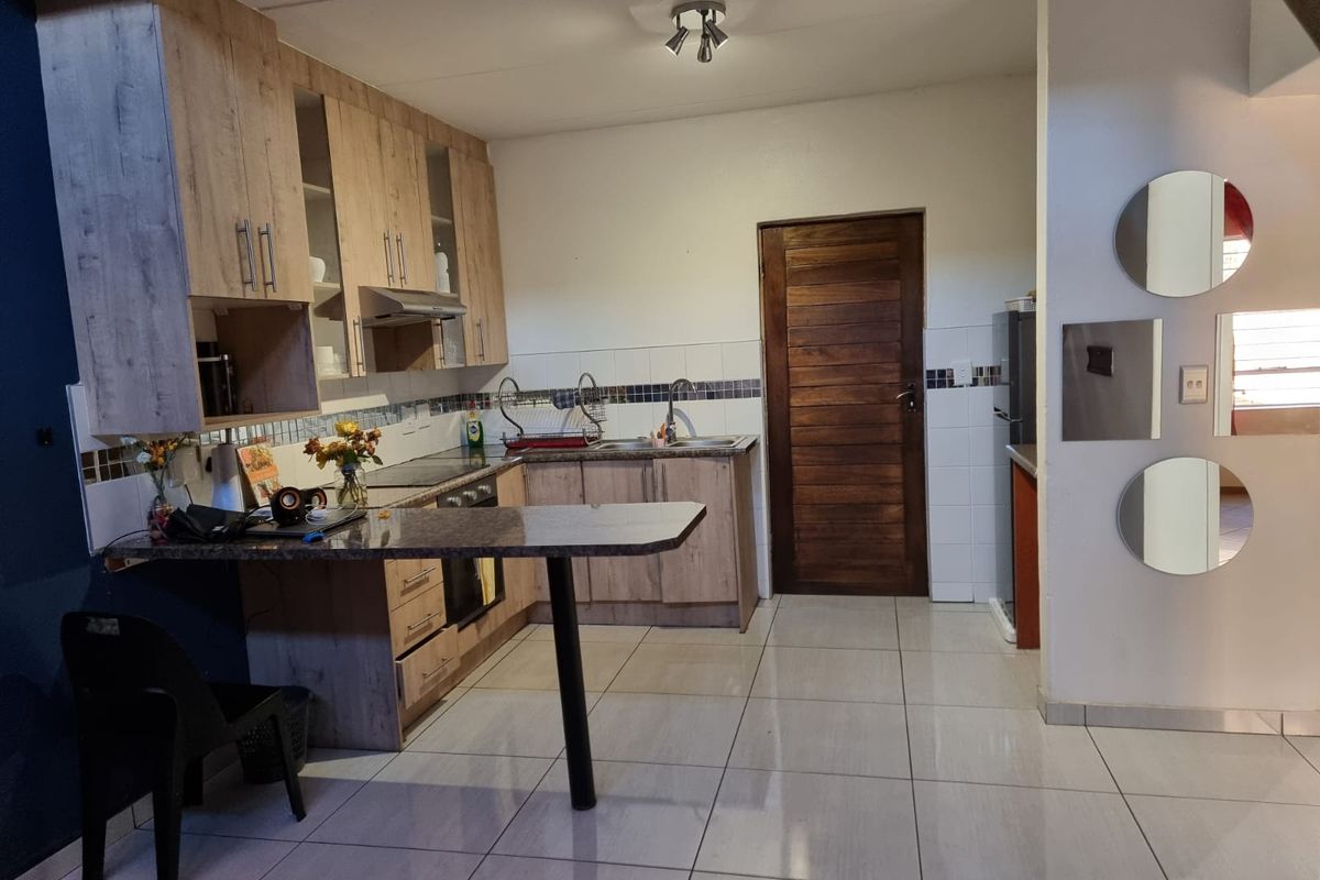 Three Bedroom stand alone with private Garden for Sale. - Photo 4