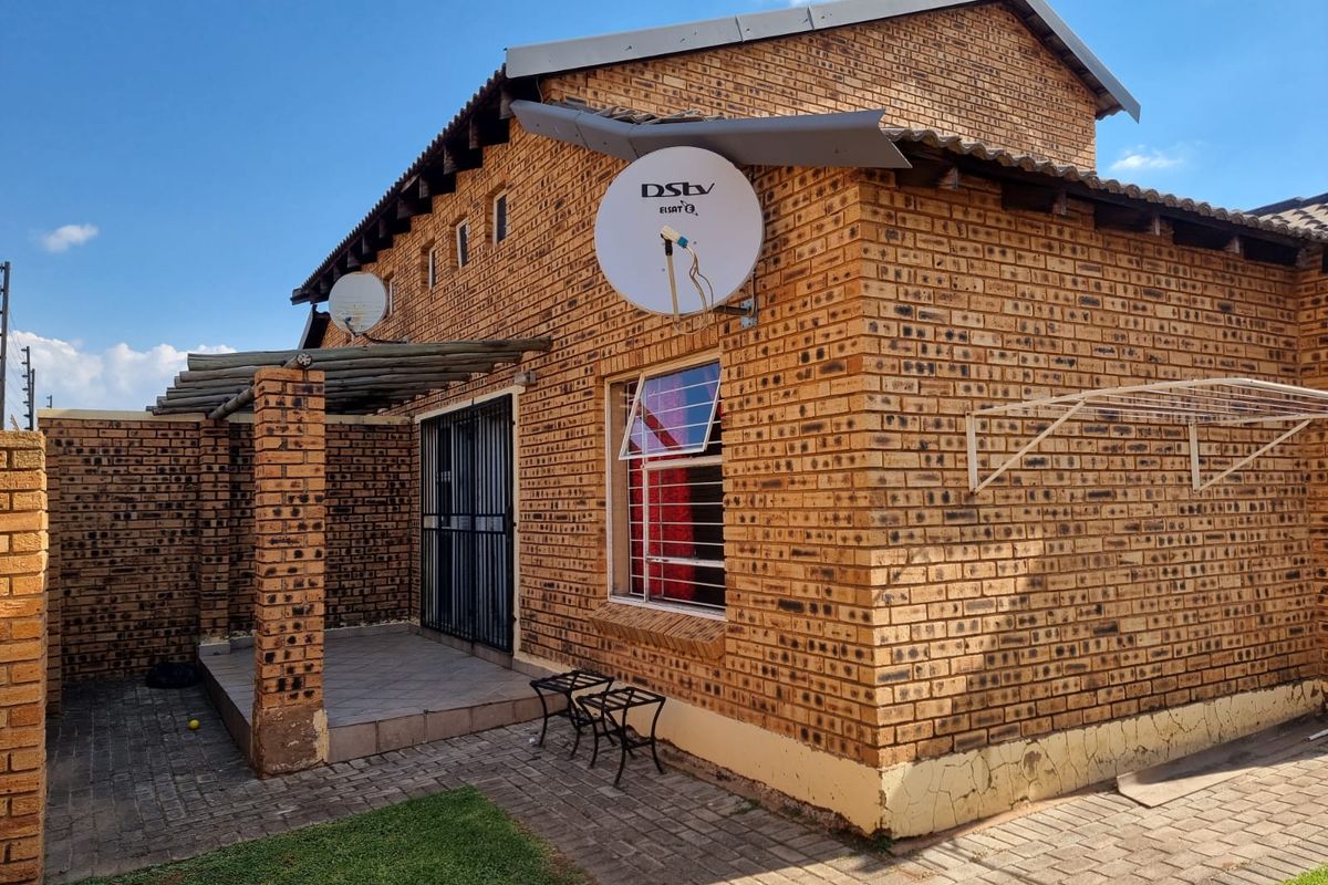 Three Bedroom stand alone with private Garden for Sale. - Photo 2