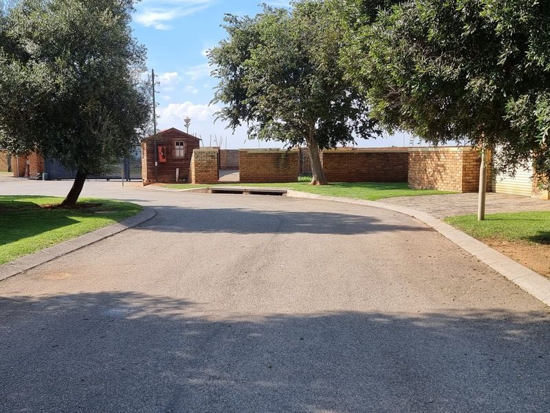 Three Bedroom stand alone with private Garden for Sale. - Photo 8