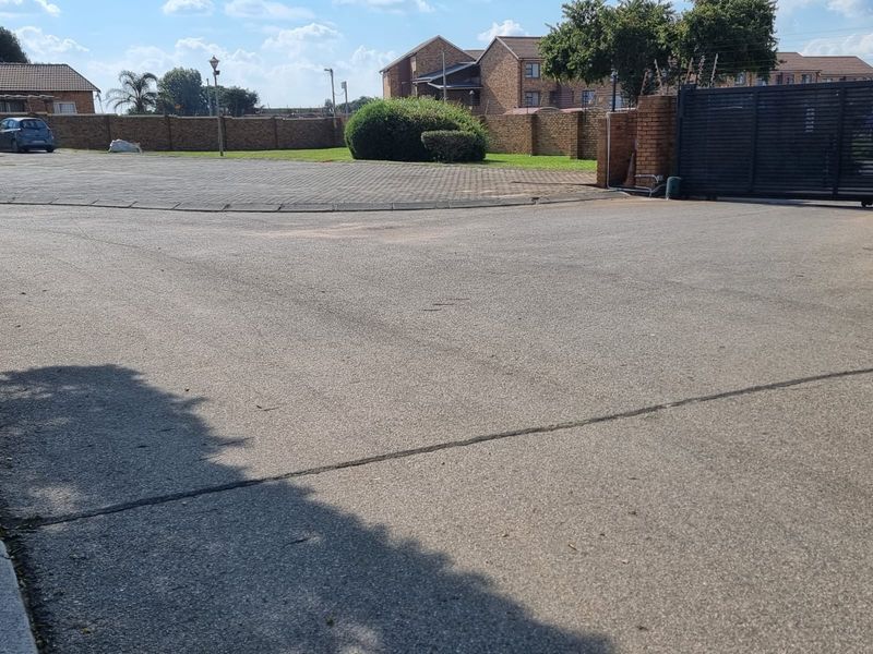 Three Bedroom stand alone with private Garden for Sale. - Photo 7