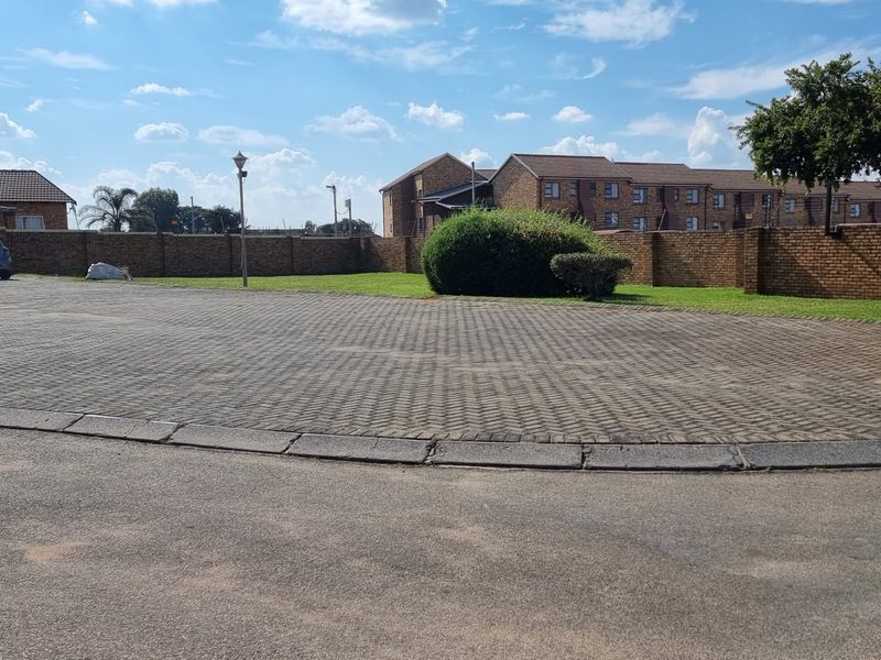 Three Bedroom stand alone with private Garden for Sale. - Photo 6