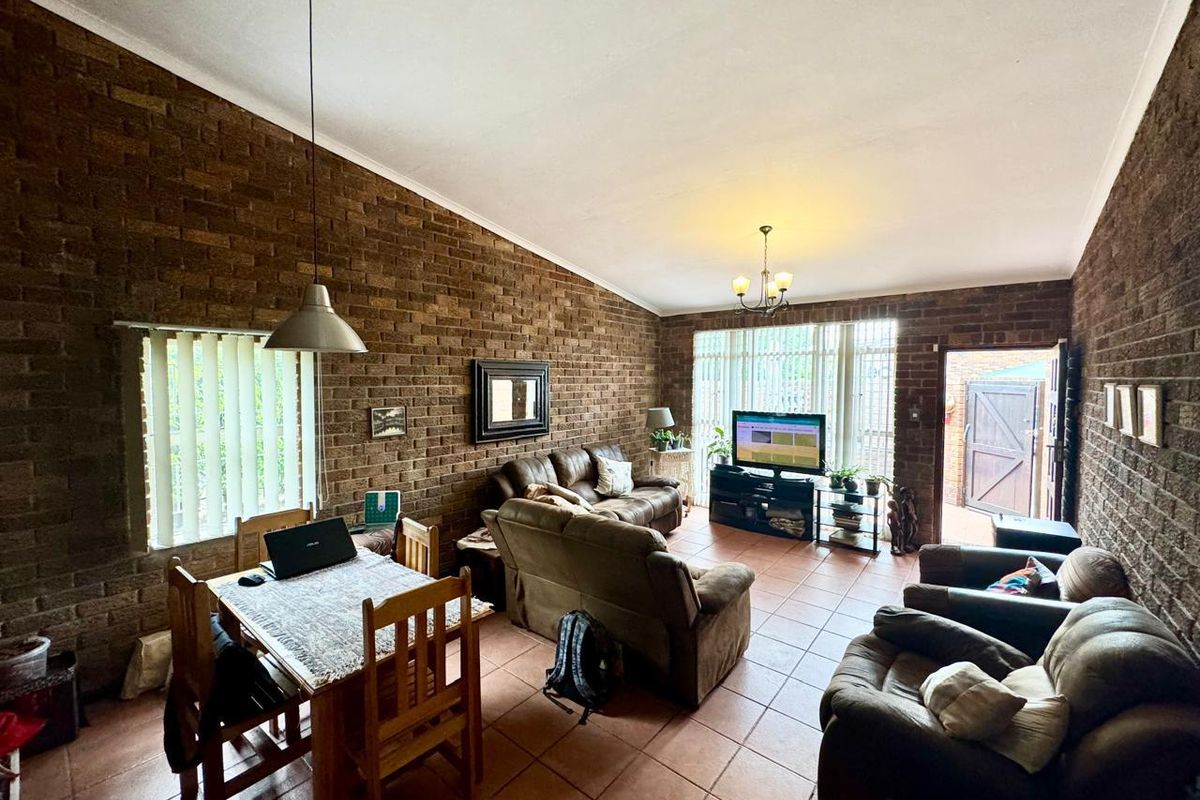 Well maintaned two bedroom townhouse for sale in Secunda - Photo 5