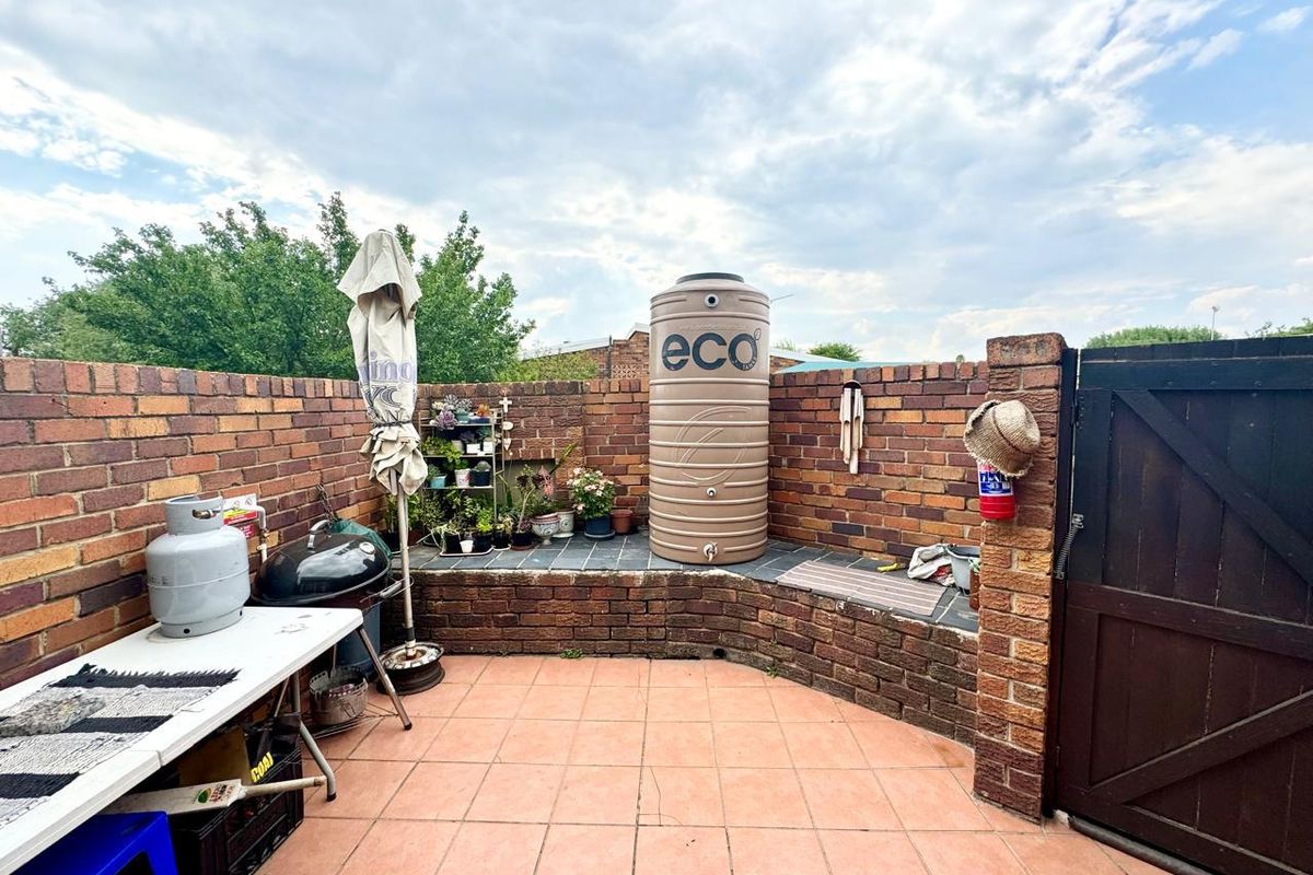 Well maintaned two bedroom townhouse for sale in Secunda - Photo 2