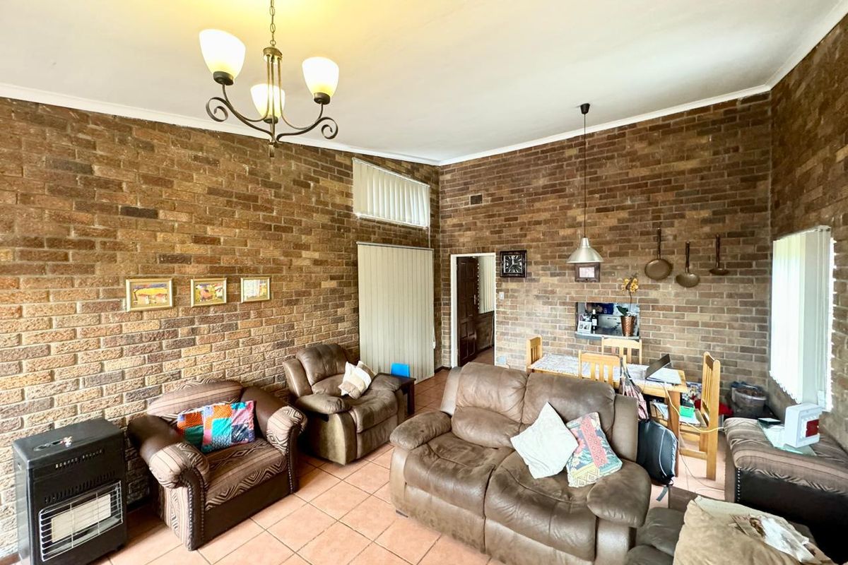 Well maintaned two bedroom townhouse for sale in Secunda - Photo 3