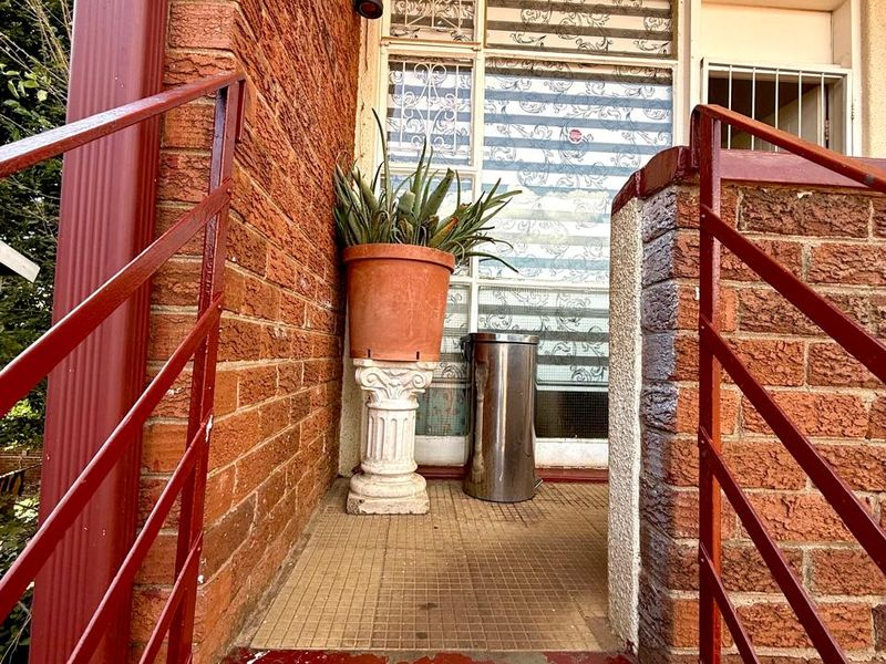 2-Bedroom Apartment for Sale in a Family-Friendly Flat - Photo 2