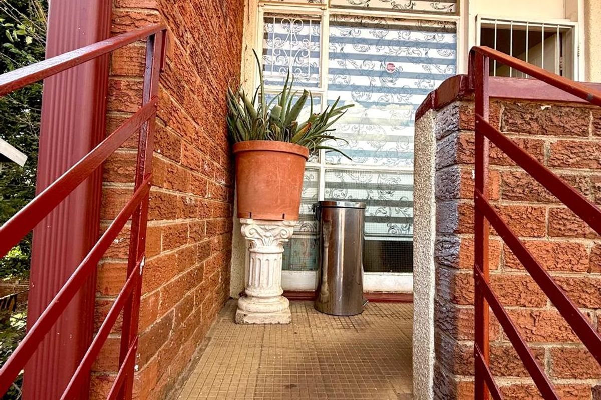 2-Bedroom Apartment for Sale in a Family-Friendly Flat - Photo 2