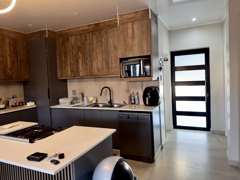 Luxurious Modern Home in Prestige Gated Estate. - Photo 3