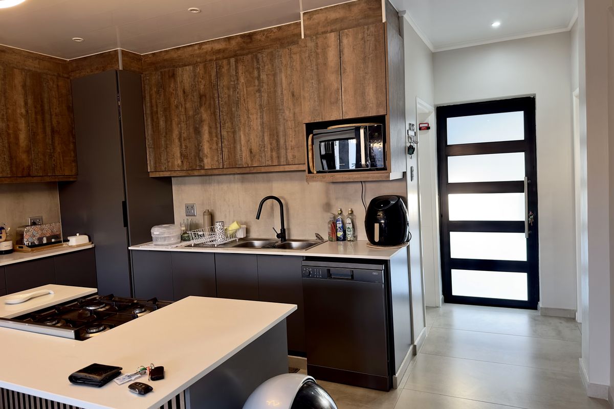 Luxurious Modern Home in Prestige Gated Estate. - Photo 3