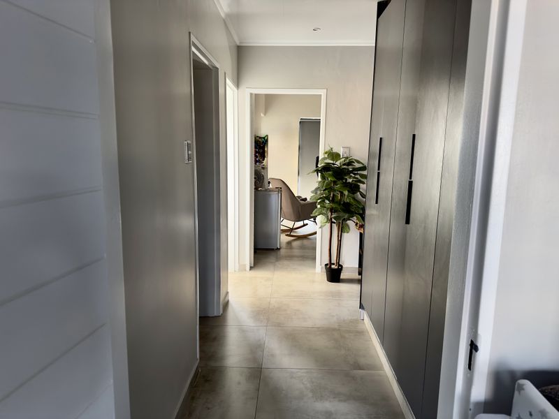 Luxurious Modern Home in Prestige Gated Estate. - Photo 10