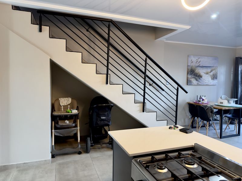 Luxurious Modern Home in Prestige Gated Estate. - Photo 4