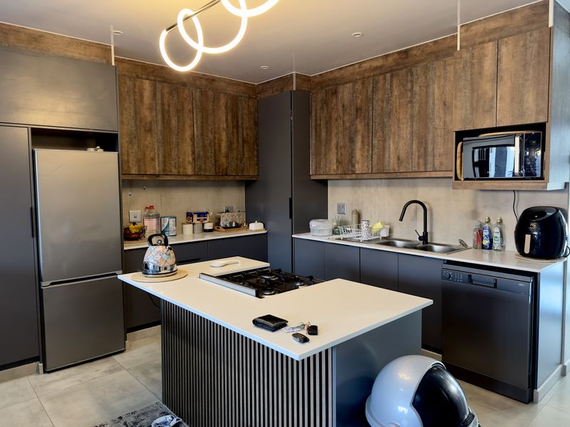 Luxurious Modern Home in Prestige Gated Estate. - Photo 2