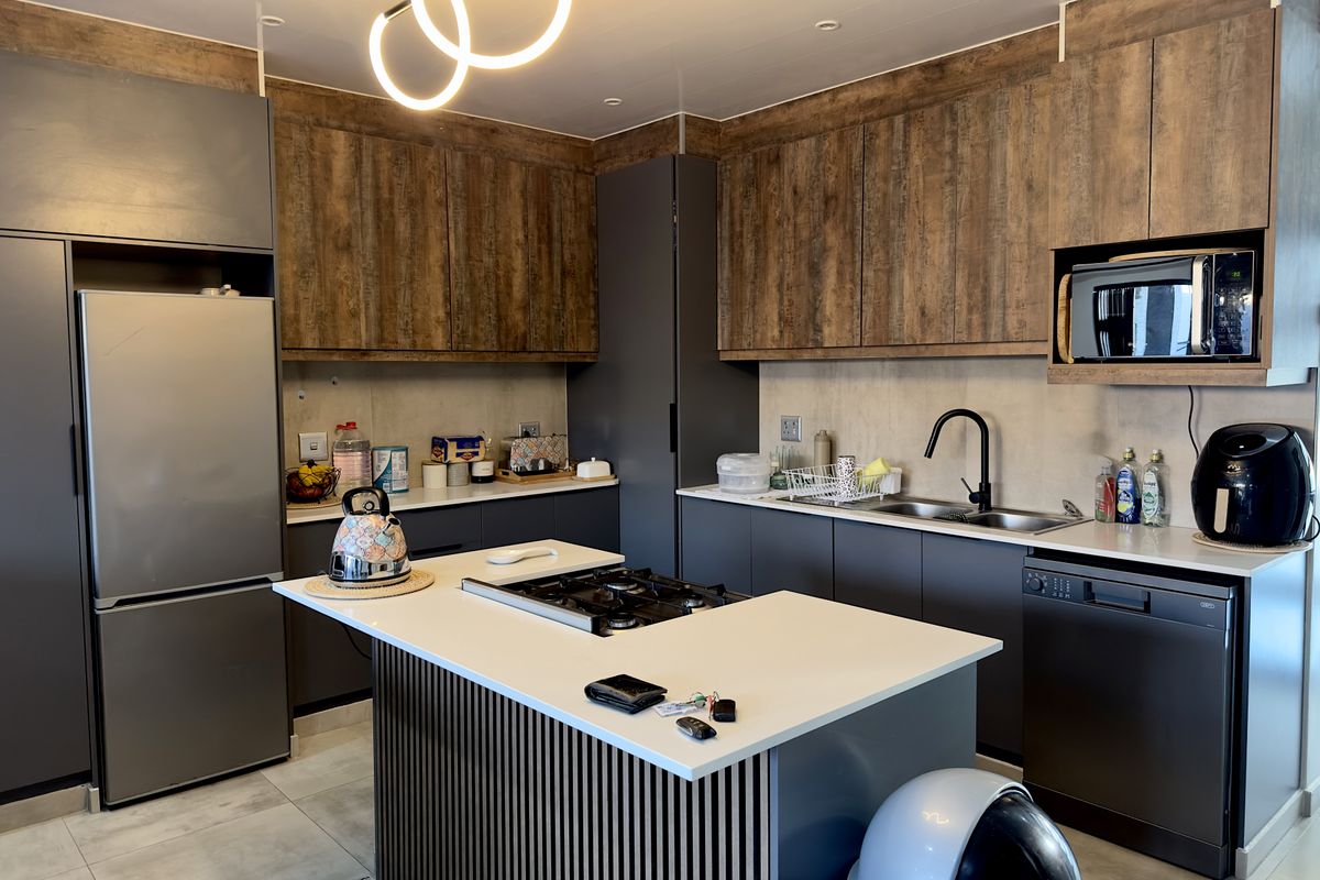 Luxurious Modern Home in Prestige Gated Estate. - Photo 2