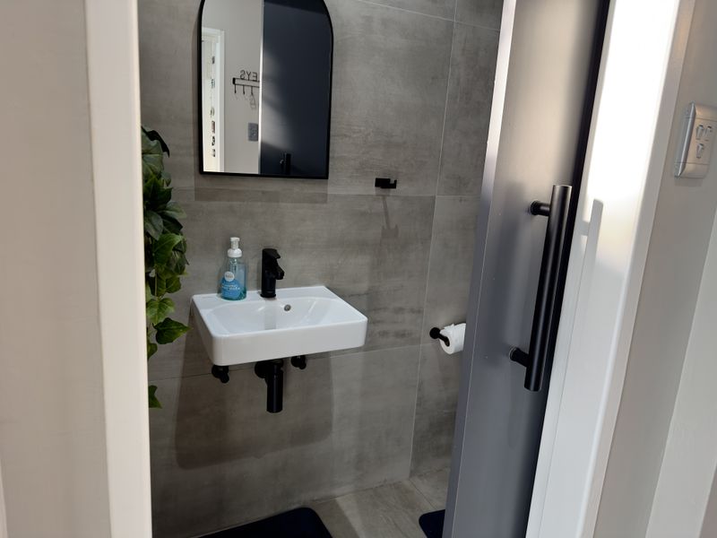 Luxurious Modern Home in Prestige Gated Estate. - Photo 5