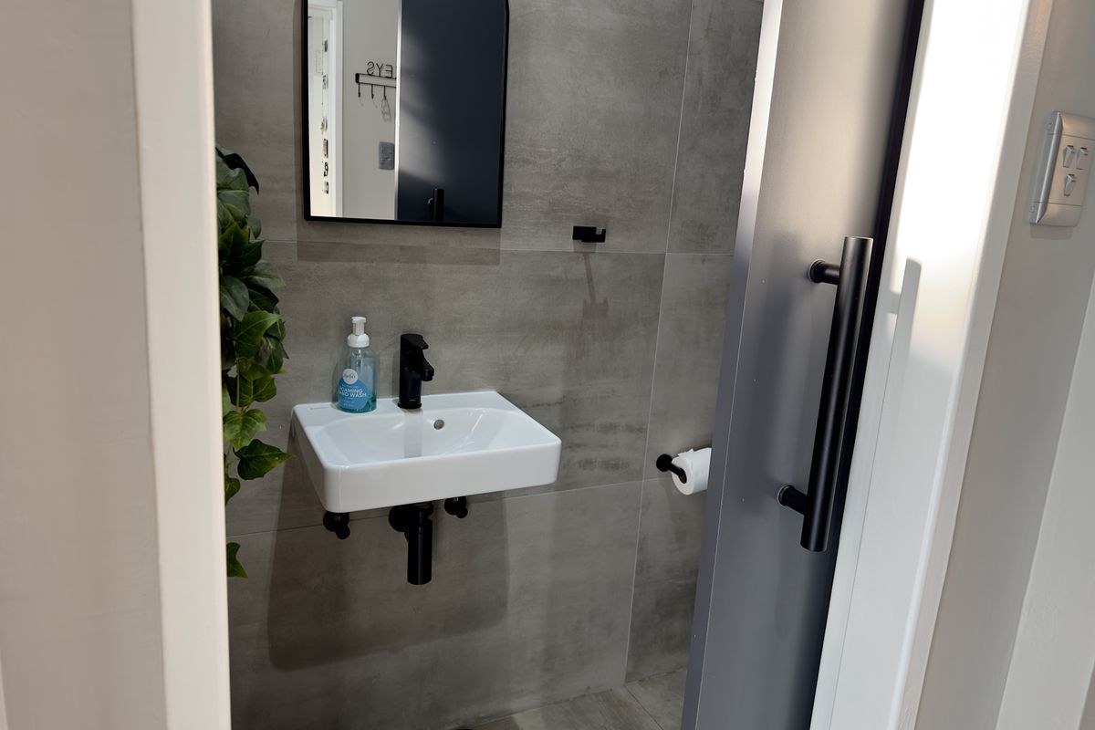 Luxurious Modern Home in Prestige Gated Estate. - Photo 5