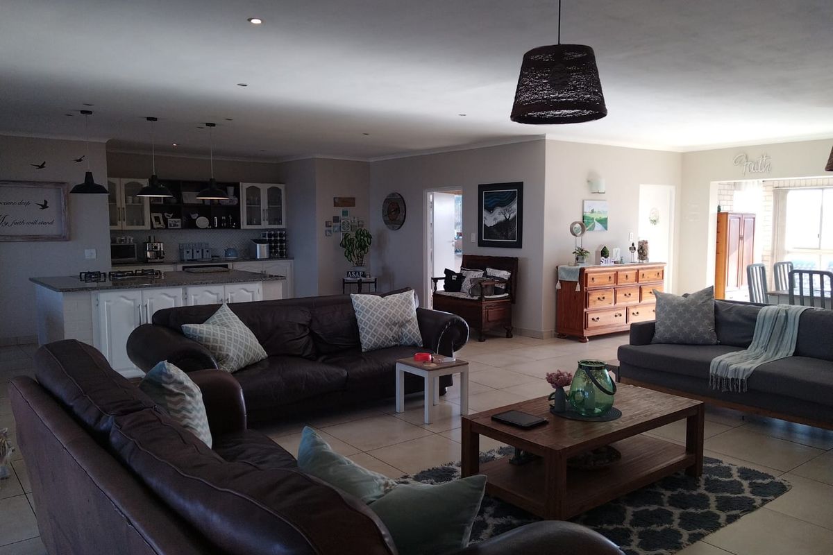 Grand Family Home Or Investors Haven - Photo 3