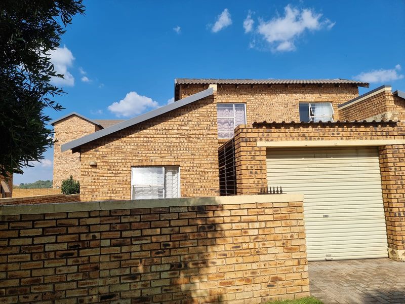 Charming Three Bedroom Duplex for Sale - Photo 1