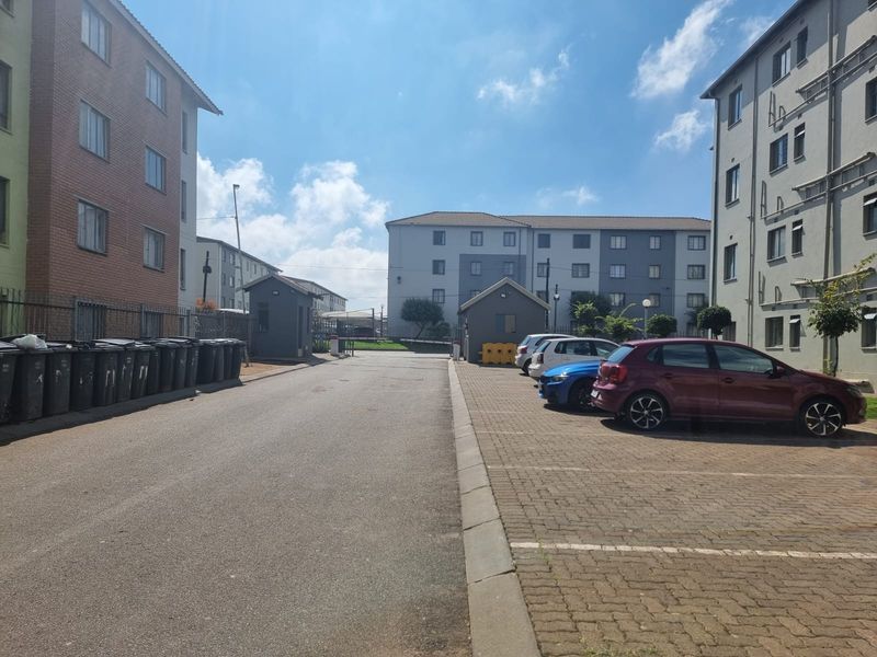 Modern Two Bedroom First floor Apartment for Sale. - Photo 8